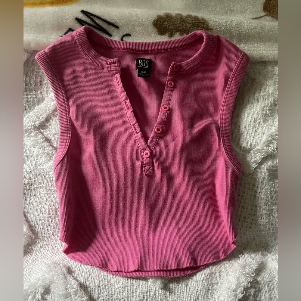UO Pink Cropped Slevless Top